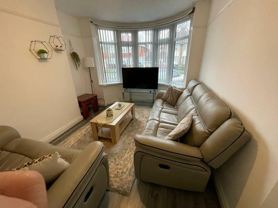 Large Beautiful 3 Bed House In Of