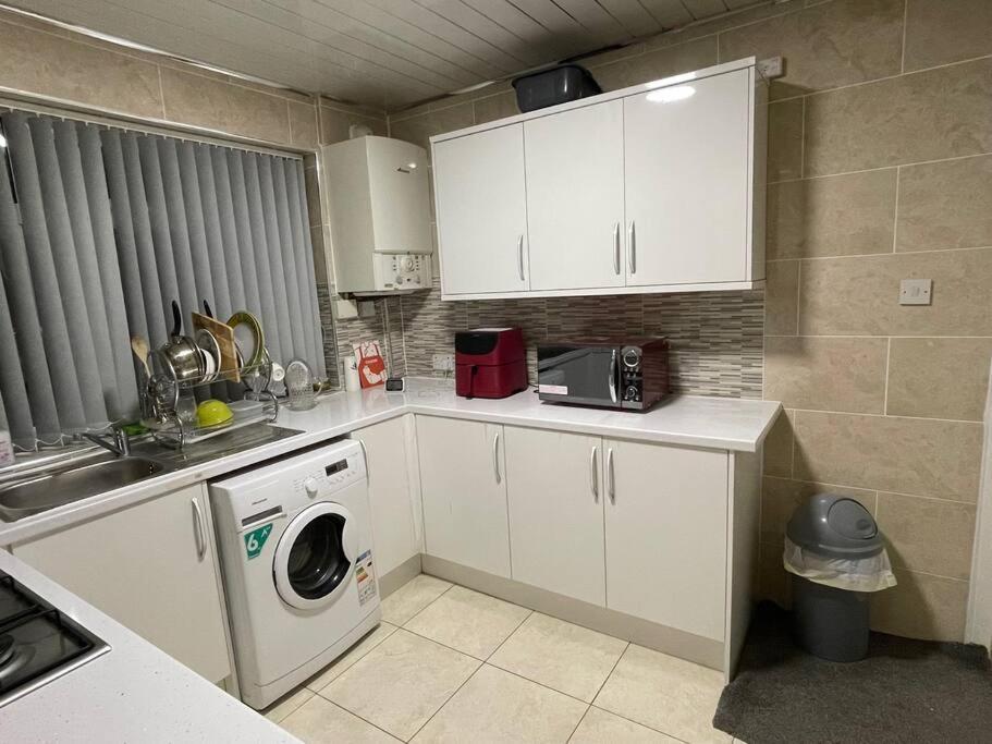 Large Beautiful 3 Bed House In Of * Birmingham